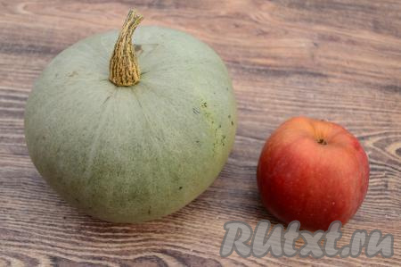 Подготовить продукты для приготовления смузи из тыквы и яблока. Яблоко желательно брать сладкое, чтобы в смузи не добавлять лишний сахар. Для приготовления этого блюда я взяла 250 грамм тыквы, предварительно очищенной от шкурки и волокон с семечками. Ни сахар, ни мёд я не добавляла, напиток получился в меру сладким.