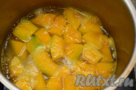 Поставить кастрюлю на сильный огонь, дать воде закипеть, а после этого варить тыкву до мягкости (кусочки тыквы должны легко прокалываться вилкой, обычно на варку требуется 12-15 минут).