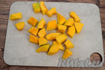 Очищенную тыкву нарезать на небольшие кубики.