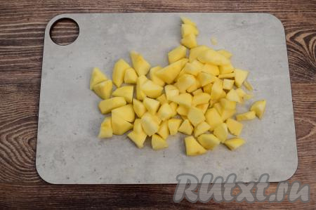 После того как тыква достаточно остынет, нужно будет очистить яблоко от кожуры, нарезать его на части, не затрагивая семенную коробку.