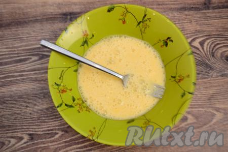 После того как капуста сварится до готовности, аккуратно, стараясь не повредить целостность соцветий, откинуть её на сито (можно просто слить воду из кастрюли, в которой она варилась), дать остыть. Когда капуста остынет, в глубокую тарелку вбить яйца. При помощи вилки взбить яйца до однородности. На отдельную тарелку всыпать панировочные сухари.