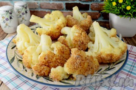 Готовую капусту достать из духовки и подать к столу. Цветная капуста, запечённая в яйце и сухарях, получается аппетитной и очень вкусной. Готовится она без добавления масла, а значит её можно есть людям, придерживающимся правильного питания. К столу её можно подать и в качестве гарнира к мясу, птице, и в качестве основного блюда.