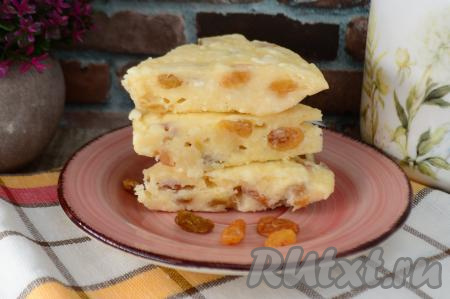 А вот как эта запеканка выглядит в разрезе. Сочетание большого количества изюма и нежнейшего творожного теста делает эту запеканку очень вкусной!