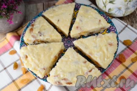 Готовую запеканку достать из микроволновки, вынуть из тарелки, нарезать на кусочки и можно подавать её к столу.