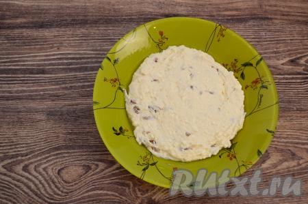 Выпекать творожную запеканку можно в любой посуде, на которой нет металлических или блестящих элементов. Обычно я выпекаю в силиконовой форме, в этот раз я готовила в обычной глубокой тарелке. Так что если даже у вас нет формы, всегда можно выбрать подходящую посуду для выпечки в микроволновке. Если вы, как и я, будете выпекать не в силиконовой форме, тогда перед выкладыванием теста посуду нужно смазать изнутри растительным маслом. Благодаря маслу, готовая запеканка будет легко отделяться от формы. Выложить тесто в тарелку, разровнять.