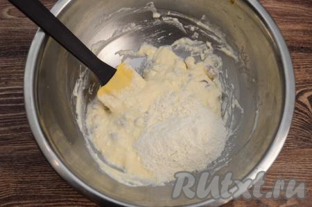 Вмешать изюм в творожную массу, всыпать муку.