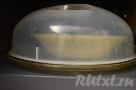 Тарелку с тестом поставить в микроволновку, сверху накрыть специальной крышкой. Выпекать творожную запеканку с изюмом на максимальной мощности микроволновки до готовности (на поверхности готовой выпечки не должно быть влажных участков). На мощности 900 Ватт я выпекаю 2 минуты 50 секунд, а на мощности 750 Ватт -  3 минуты 20 секунд. 