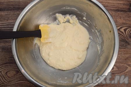 Перемешать содержимое миски до однородности (я перемешиваю лопаткой) и оставить творожную массу на 5 минут.