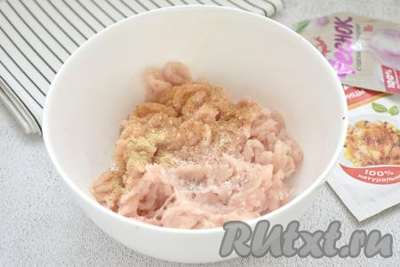 Фарш для формирования наггетсов я приготовила в домашних условиях, пропустив куриное филе через мясорубку, но можно использовать и куриный фарш, купленный в магазине. Выкладываем фарш в миску, солим и приправляем специями по вкусу (в качестве специй я добавила немного сушёного чеснока и 0,5 чайной ложки приправы для курицы)