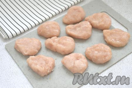 Из куриного фарша формируем заготовки в виде наггетсов (у меня получились 10 заготовок наггетсов). Для того чтобы фарш меньше приставал к рукам в процессе формирования наггетсов, советую ладони периодически смачивать водой.