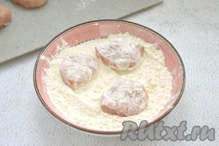 Заготовки наггетсов из куриного фарша обваливаем сначала в муке со всех сторон.