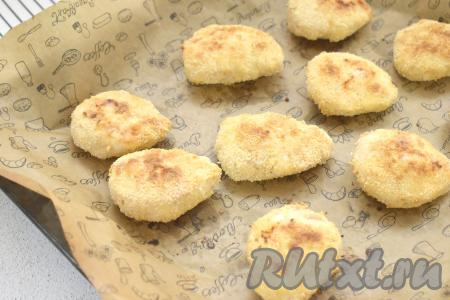 Затем переворачиваем наггетсы и готовим в духовке ещё 10 минут. В процессе запекания куриные наггетсы должны подрумяниться с двух сторон.