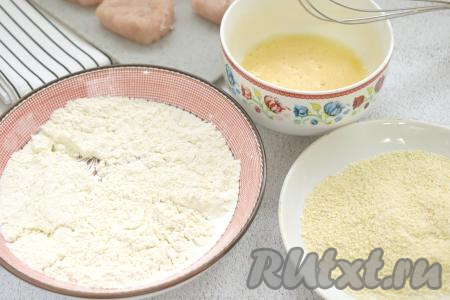 В небольшую миску разбиваем яйцо, взбиваем венчиком (или вилкой) до однородности. На одну тарелку насыпаем муку, а на вторую - панировочные сухари.