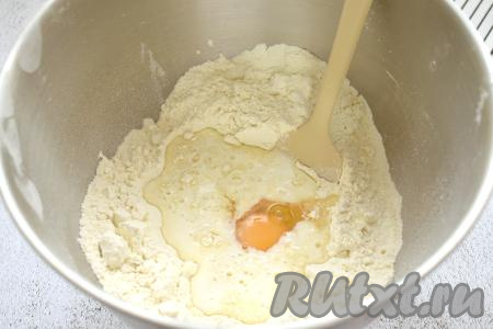 Пока варится картошка, займёмся замешиванием теста для кыстыбыя. Кефир можно взять любой жирности (у меня - жирностью 3,2%). Желательно, чтобы кефир был комнатной температуры (я подогрела его в течение 20 секунд в микроволновке, можно просто заранее достать его из холодильника). В достаточно объёмную миску просеиваем 350 грамм муки, вливаем кефир, добавляем растительное масло, сырое яйцо, соль, сахар, соду.