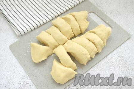 Охлаждённое тесто делим на 12 равных частей.