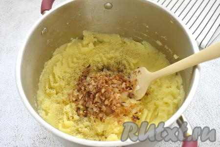 Толкушкой разминаем варёный картофель в однородное пюре, добавляя понемногу отвар, который мы оставляли. Вливая небольшими порциями отвар и вмешивая его, учитываем, что картофельное пюре должно быть в меру плотным. Как только добились нужной густоты пюре, значит не нужно больше добавлять отвар. В получившееся однородное картофельное пюре выкладываем лук, обжаренный до золотистости, перчим.