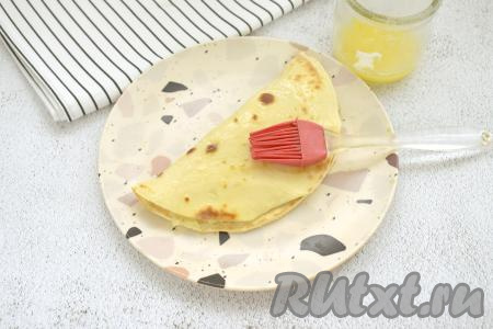 Накрываем картофельную начинку свободной стороной лепёшки, формируя кыстыбый. Растапливаем сливочное масло (я растопила в микроволновке). Горячий кыстыбый с картошкой щедро смазываем растопленным сливочным маслом с двух сторон, благодаря этому лепёшка станет нежной и мягкой. Постепенно жарим все лепёшки, а затем вкладываем в них начинку и обязательно смазываем горячие кыстыбыи растопленным маслом с двух сторон.