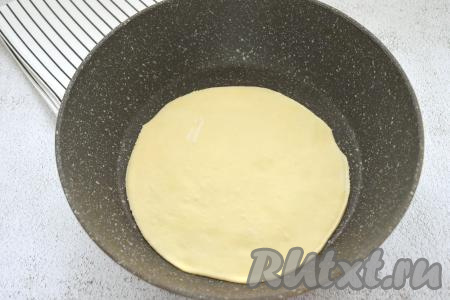 Разогреваем хорошо сухую сковороду (смазывать сковородку маслом не нужно). Выкладываем на горячую сковороду лепёшку и обжариваем её до подрумянивания с двух сторон (примерно по 30-40 секунд) на среднем огне. Лепёшка должна подрумяниться с каждой стороны, но важно её не пересушить, чтобы она не ломалась при формирования кыстыбыя.