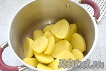 Вначале займёмся начинкой для кыстыбыя. Для этого очищенную картошку выкладываем в кастрюлю (я крупные картошины разрезала на несколько частей), заливаем полностью водой и ставим на сильный огонь. После закипания подсаливаем воду, уменьшаем огонь, отвариваем картофель до готовности (ориентировочно в течение 20-25 минут, готовые картошины будут легко прокалываться ножом). Убираем кастрюлю с готовой картошкой с огня. Сливаем из кастрюли в отдельную ёмкость примерно 100 миллилитров отвара, в котором варился картофель (этот отвар нам потребуется в дальнейшем). Оставшийся в кастрюле отвар выливаем (он нам не потребуется).