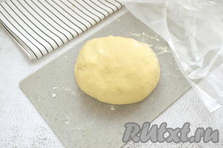 Вначале перемешиваем тесто для кыстыбыя лопаткой, а после того как оно начнёт собираться в ком, начинаем замешивать его руками. Вымешивать это тесто нужно 7-8 минут, всыпая понемногу, по мере необходимости, оставшуюся муку. Вымешивая тесто и всыпая муку, учитывайте, что тесто должно получиться мягким, эластичным, не липнущим к ладоням. Как только добились нужной консистенции теста, значит больше муку добавлять не нужно. Кладём замешанное тесто в целлофановый пакет и убираем в холодильник на 15 минут.