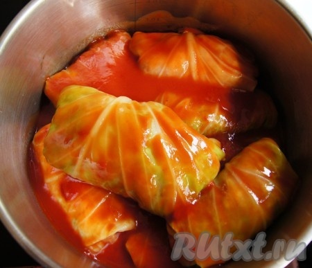 В воде разводим томатную пасту, слегка подсаливаем и перчим, заливаем голубцы. Томим вкусные голубцы под крышкой минут 40-50 на медленном огне.