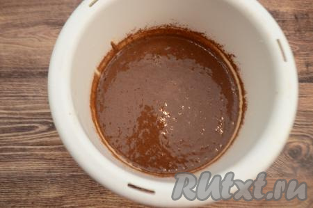 В результате должна получиться блестящая, однородная шоколадная масса.