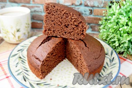 Готовый манник достать из духовки. Остудить в течение 5 минут и вынуть его из формы. Дать пирогу остыть не менее 30 минут и можно нарезать его на кусочки. Посмотрите, каким пышным, воздушным и мега шоколадным получился в разрезе манник из теста на кефире. Любителям шоколада этот пирог точно понравится!