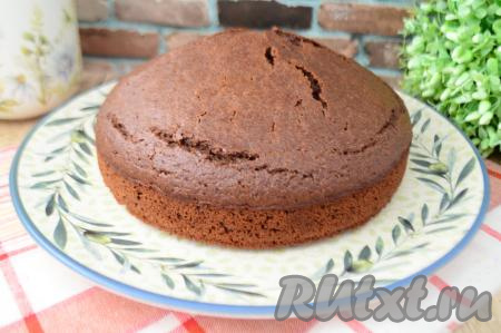 Выпекать шоколадный манник, замешанный на кефире, в разогретой до 180 градусов духовке в течение 45-50 минут. Готовность манника нужно проверить, проколов его сверху сухой деревянной зубочисткой, если после прокалывания зубочистка по-прежнему будет сухой, значит наш пирог готов.