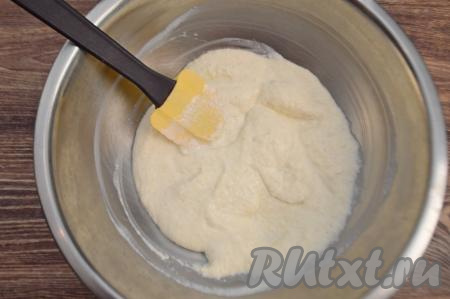 В миске соединить 200 миллилитров кефира и стакан манки, тщательно перемешать лопаткой (или столовой ложкой). Я отмерила манку стаканом объёмом 200 миллилитров (дополнительно я взвесила манку, её вес составил 165 грамм).