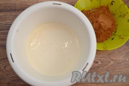 На небольших оборотах миксера перемешать взбитые яйца и кефирно-манную массу до однородности. Не прекращая перемешивать миксером, в получившуюся массу постепенно всыпать какао.