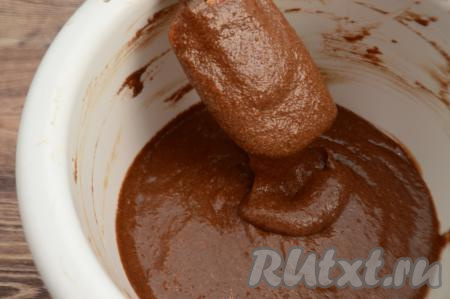 Затем подсыпать муку по столовой ложке, полностью вмешивая её в тесто. В итоге должно получиться в меру густое тесто, которое будет широкой лентой стекать с лопатки, как на фото. В зависимости от жирности кефира, качества муки, размера яиц, муки может потребоваться добавить чуть больше или чуть меньше, чем указано в ингредиентах. Поэтому я советую ориентироваться именно на густоту теста, а не на количество муки.