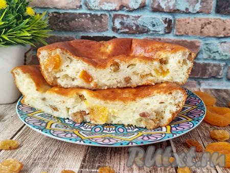 Творожная запеканка с курагой и изюмом