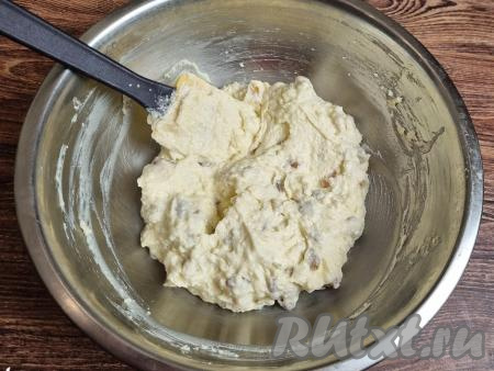 Вмешать муку в тесто лопаткой. Далее подсыпать муку по половине столовой ложки, контролируя густоту замешиваемого теста. Тесто для запеканки должно получиться достаточно густым, вязким, как на фото. Я в общей сложности добавила в тесто 40 грамм муки, но количество муки, которое придётся добавить, зависит и от влажности творога, и от размера яиц, поэтому ориентируйтесь именно на густоту теста, а не на количество муки, указанное в ингредиентах.