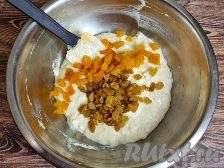 Всыпать в творожную массу обсохший изюм и кусочки кураги.