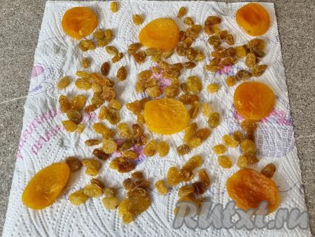 Изюм и курагу промыть водой, выложить в небольшую ёмкость, полностью залить сухофрукты кипящей водой, оставить минут на 7-10. Затем откинуть распарившиеся сухофрукты на сито, дать лишней воде стечь. Разложить изюм и курагу на бумажном полотенце. Осмотреть изюм, удаляя веточки, если они есть. Дать изюму и кураге обсохнуть.