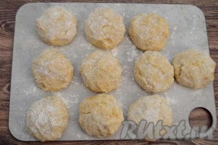 Сформированные рыбные котлеты с тыквой выкладывать на доску, припылённую мукой.