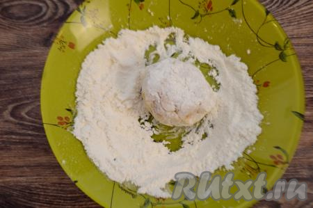 Получившийся рыбный фарш с тыквой зрительно разделить на 10 равных частей - именно столько котлет мы и будем готовить. На достаточно плоскую тарелку всыпать муку. Периодически смачивая руки водой, из каждой части фарша сформировать округлую котлеты, обвалять её в муке со всех сторон.