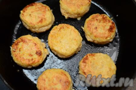 После того как котлеты подрумянятся снизу, перевернуть и жарить ещё 3-4 минуты (тоже до румяности снизу). После чего ещё раз перевернуть котлеты, накрыть сковороду крышкой, сделать огонь ниже среднего, подержать ещё 1-2 минуты и выключить огонь. Дать рыбным котлетам пропариться под крышкой в течение 10 минут.
