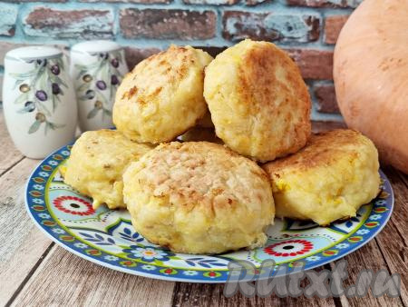 Эти вкусные рыбно-тыквенные котлеты к столу лучше подавать горячими, дополнив картофелем, рисом, либо другим гарниром на ваш выбор.