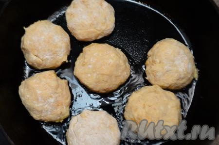 Сковороду хорошо разогреть с растительным маслом, затем выложить рыбные котлеты, обжарить их в течение 3-4 минут на среднем огне (до подрумянивания снизу). У меня все котлеты не поместились на одну сковороду, поэтому я жарила их сразу на двух сковородках.