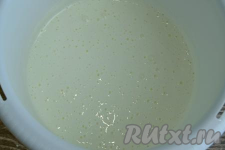 На максимальных оборотах миксера взбить яйца с сахаром в течение 5 минут. Яичная масса в процессе взбивания должна побелеть и увеличиться в объёме. 