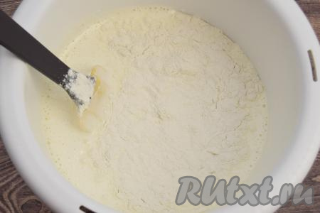 Всыпать 100 грамм просеянной муки, аккуратно вмешать движениями лопатки снизу вверх, полностью вмешивая муку и при этому стараясь не сбить воздушность теста.