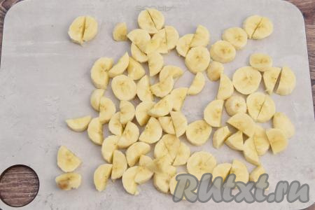 Бананы очистить (нам потребуется 250 грамм очищенных бананов - обычно это 2-3 банана среднего размера). Нарезать бананы на полукружочки (очень тонкими полукружочки быть не должны, но и крупно нарезать не нужно).