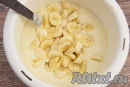 Добавить бананы в тесто.