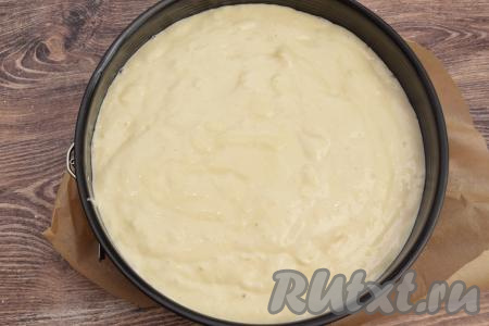 Дно разъёмной формы для выпечки (я взяла форму диаметром 23 сантиметра) застелить пергаментом. Бока и пергамент, которым застелено дно формы, смазать растительным маслом, чтобы готовая шарлотка легче отходила от боков формы после выпечки.