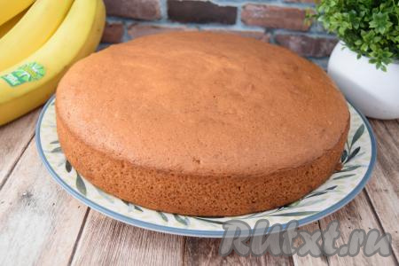 Остывшую шарлотку переложить на плоскую тарелку и можно подавать к столу.