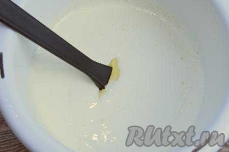 К яйцам, взбитым с сахаром, влить смесь кефира и соды, сразу перемешать яично-кефирную смесь до однородности лопаткой (или столовой ложкой). 