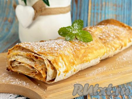 Готовый рулет с творогом достать из аэрогриля. Запечь в аэрогриле вторую часть рулета из лаваша. Готовый рулет выложить на разделочную доску, дать немного остыть, по желанию, присыпать сверху сахарной пудрой.