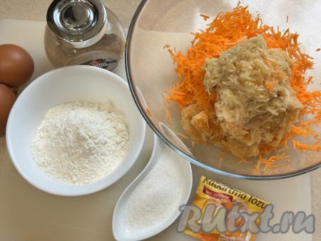 Морковь натереть на мелкой тёрке в глубокую миску. Яблоко очистить от кожуры и тоже натереть на мелкой тёрке, не затрагивая семенную коробку. Натёртое яблоко добавить в миску с морковью. Для вафель понадобится 150 грамм натёртой морковки и 100 грамм натёртых яблок.