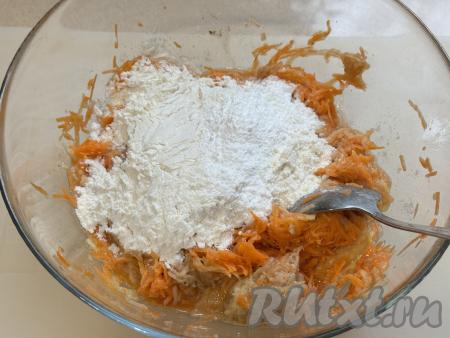 Перемешать массу до однородности. Далее всыпать в миску весь разрыхлитель и 1 столовую ложку муки, перемешать. Затем, подсыпая в тесто по 0,5 столовой ложки муки, замесить в меру густое тесто для вафель. По консистенции оно будет напоминать достаточно густую сметану. Муку я советую добавлять постепенно, чтобы добиться желаемой густоты теста. В зависимости от размера яиц, от сочности яблока и морковки, может потребоваться чуть больше или чуть меньше муки, чем указано в ингредиентах, главное - ориентироваться на густоту замешиваемого морковно-яблочного теста для вафель.